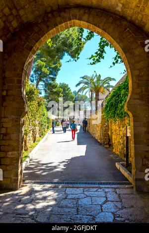 Espagne, Denia: Station balnéaire le long de la mer Méditerranée, province d'Alicante. Porte du château, "bien de Interes Cultural" (une catégorie de l'héritag Banque D'Images