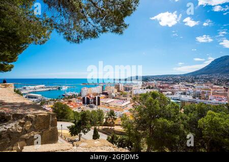 Espagne, Denia: Station balnéaire le long de la mer Méditerranée, province d'Alicante. Vue d'ensemble de la ville depuis le château Banque D'Images