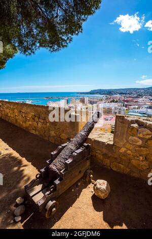 Espagne, Denia: Station balnéaire le long de la mer Méditerranée, province d'Alicante. Vue d'ensemble de la ville depuis le château Banque D'Images