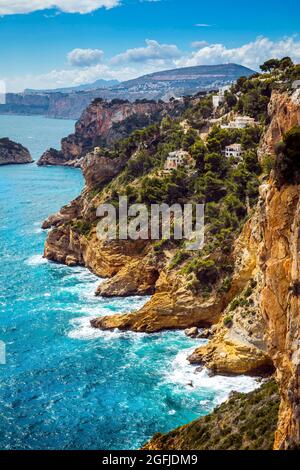 Espagne, paysage de falaises sur la Costa Blanca, province d'Alicante, le long de la mer Méditerranée. Vue d'ensemble de la côte depuis le Cap de la Nau ou le Cap N. Banque D'Images