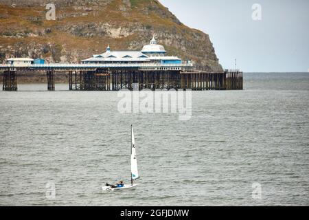 Ville côtière de Llandudno dans le nord du pays de Galles, en naviguant près de la jetée Banque D'Images