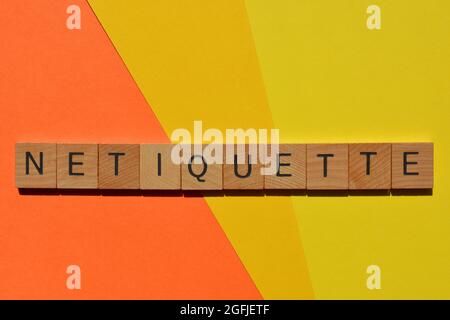 Netiquette, mot en lettres d'alphabet de bois isolées sur fond coloré Banque D'Images