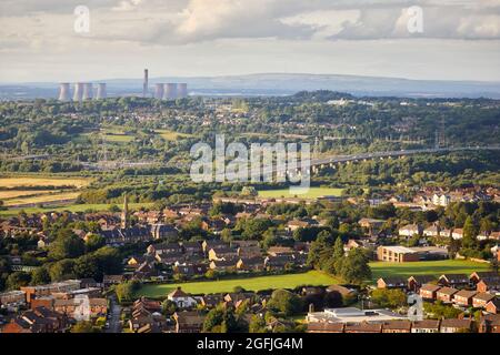 Frodsham Cheshire West et Chester M56 Weaver Viaduc traversant la plaine inondable et River Weaver, et la centrale électrique de Fiddlers Ferry Banque D'Images