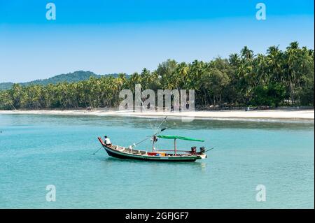 Myanmar. Ngapali. Etat d'Arakan. Bateau au parcours de golf bengal Banque D'Images