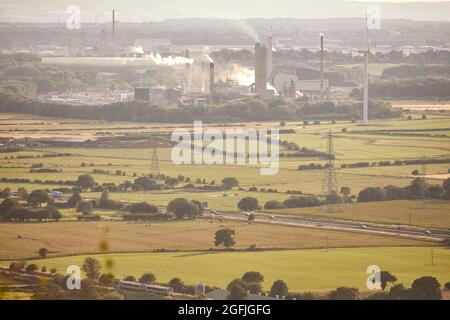 Cf Fertilizers UK Ltd, sur l'autoroute M56 de Chester, et le chemin de fer vers le nord du pays de Galles avec un transport pour le pays de Galles British Rail Class 175 Banque D'Images