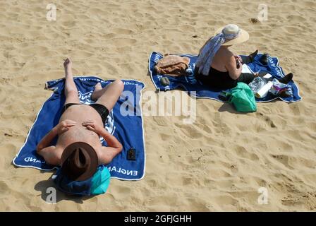 Vieux couple situé sur la plage, Cleethorpes, North East Lincolnshire, Angleterre. Banque D'Images