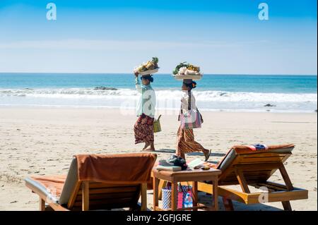 Myanmar. Ngapali. Etat d'Arakan. Parcours de golf Bengal. Femmes vendant des fruits sur la plage Banque D'Images