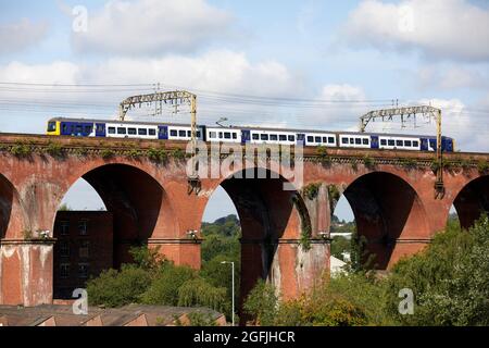 Stockport repère viaduc en brique Northern British Rail classe 323 Banque D'Images