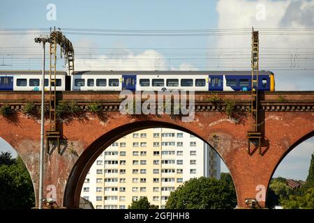 Stockport repère viaduc en brique Northern British Rail classe 323 Banque D'Images