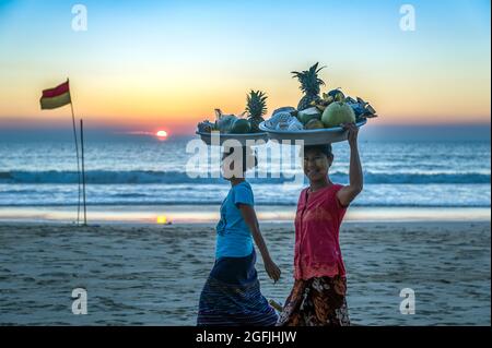 Myanmar. Ngapali. Etat d'Arakan. Parcours de golf Bengal. Femmes vendant des fruits sur la plage Banque D'Images