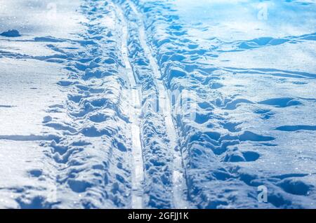 Lignes de neige fabriqué à partir d'une machine à neige sur une piste de ski Banque D'Images