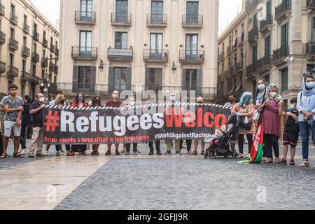 Barcelone, Catalogne, Espagne. 25 août 2021. Les manifestants sont vus portant un signe qui dit que les réfugiés sont les bienvenus.l'association afghane de Barcelone a manifesté devant la Generalitat de Catalogne pour demander au gouvernement la protection et l'évacuation de leurs familles qui sont restées en Afghanistan. (Image de crédit : © Thiago Prudencio/DAX via ZUMA Press Wire) Banque D'Images