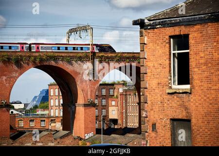 La fenêtre du pub Stockport Wellington Road est à l'envers et le viaduc en briques Banque D'Images