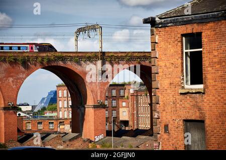 La fenêtre du pub Stockport Wellington Road est à l'envers et le viaduc en briques Banque D'Images