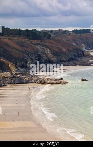 Plouha (Bretagne, nord-ouest de la France) : falaises et plage de Port Moguer Banque D'Images