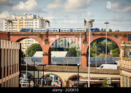 Stockport Wellington Road et le viaduc en briques Landmark avec les trains du Nord de classe 195/0 Banque D'Images