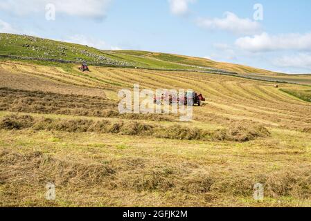 Réalisation de grosses balles avec un tracteur Massey Ferguson à Malham Moor en août 2021 Banque D'Images