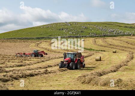 Réalisation de grosses balles avec un tracteur Massey Ferguson à Malham Moor en août 2021 Banque D'Images