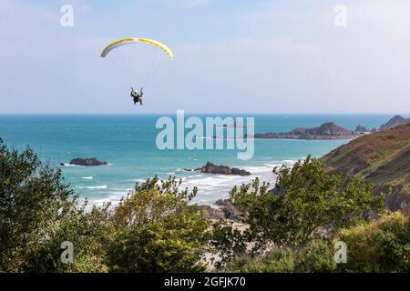 Parapente le long des côtes et des falaises de Plouha (Bretagne, Nord-Ouest de la France) Banque D'Images