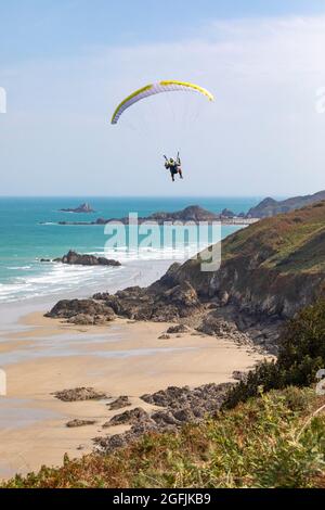 Parapente le long des côtes et des falaises de Plouha (Bretagne, Nord-Ouest de la France) Banque D'Images