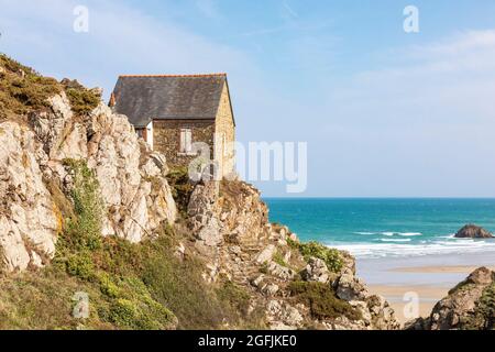 Plouha (Bretagne, nord-ouest de la France) : Plage de Bonaparte, Cochat Cove. Petite maison sur les rochers et la plage Banque D'Images