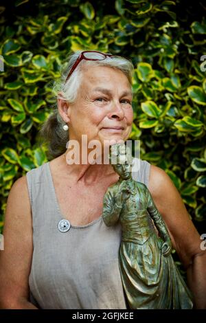 Laury Dizengremel avec son travail pour voter dans la campagne de statue d'Emily Williamson en cours d'érige à Fletcher Moss Park, Didsbury Banque D'Images