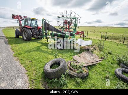 Équipement et machines agricoles utilisés pour la fabrication de grosses balles pour l'alimentation d'hiver des animaux. Lower Trenhouse, Malham Moor, Malhamdale, North Yorkshire Banque D'Images