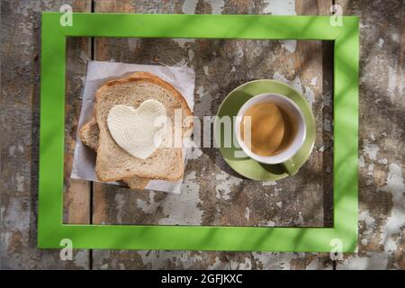 Présentation d'un petit-déjeuner composé de café, pain, beurre et confiture Banque D'Images