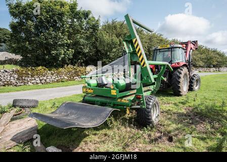 Équipement et machines agricoles utilisés pour la fabrication de grosses balles pour l'alimentation d'hiver des animaux. Lower Trenhouse, Malham Moor, Malhamdale, North Yorkshire Banque D'Images