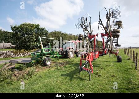 Équipement et machines agricoles utilisés pour la fabrication de grosses balles pour l'alimentation d'hiver des animaux. Lower Trenhouse, Malham Moor, Malhamdale, North Yorkshire Banque D'Images