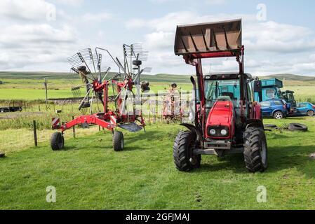 Équipement et machines agricoles utilisés pour la fabrication de grosses balles pour l'alimentation d'hiver des animaux. Lower Trenhouse, Malham Moor, Malhamdale, North Yorkshire Banque D'Images