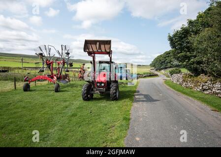 Équipement et machines agricoles utilisés pour la fabrication de grosses balles pour l'alimentation d'hiver des animaux. Lower Trenhouse, Malham Moor, Malhamdale, North Yorkshire Banque D'Images