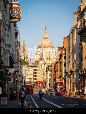 Vue sur la cathédrale St Pauls depuis Fleet Street, Londres Banque D'Images