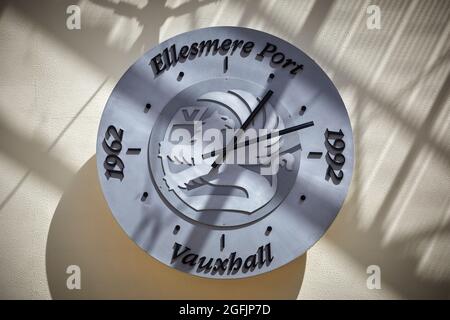 Ellesmere Port, le centre commercial Port Arcades Centre commercial Vauxhall Motors horloge Banque D'Images