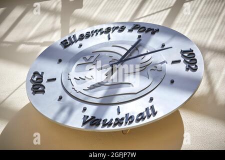 Ellesmere Port, le centre commercial Port Arcades Centre commercial Vauxhall Motors horloge Banque D'Images