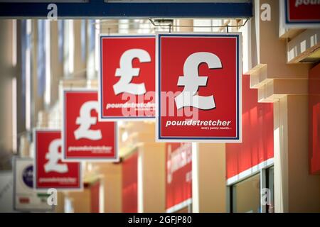 Ellesmere Port, le centre commercial Port Arcades Centre commercial Poundbrancher signes Banque D'Images