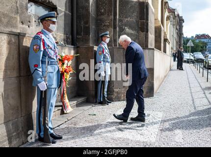 Prag, République tchèque. 26 août 2021. Le président fédéral Frank-Walter Steinmeier dépose une couronne sur une plaque commémorative pour les combattants de la résistance à l'assassinat de Heydrich à l'église St Cyril et Methodius. Le Président Steinmeier et sa femme sont en visite de trois jours en République tchèque. Credit: Bernd von Jutrczenka/dpa/Alamy Live News Banque D'Images