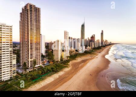 Couleur or du soleil levant réfléchi sur les tours résidentielles de Surfers Paradise ville d'Australie - Pacific Gold Coast. Banque D'Images