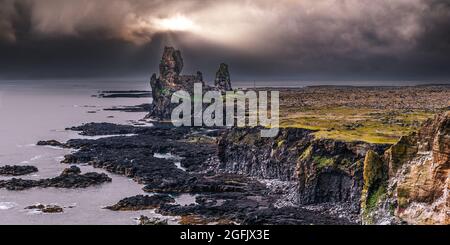 Les Lonndrangar sont une paire de pinacles de roche en Islande. Ce sont des bouchons volcaniques de basalte, qui ont été débayés de la roche environnante plus douce par l'ero Banque D'Images