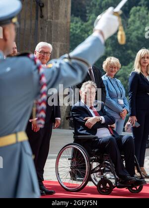 Prag, République tchèque. 26 août 2021. Le Président fédéral Frank-Walter Steinmeier est reçu avec distinction militaire par Milos Zeman, Président de la République tchèque, au Château de Prague. Le Président fédéral Steinmeier et sa femme sont en visite de trois jours en République tchèque. Credit: Bernd von Jutrczenka/dpa/Alamy Live News Banque D'Images