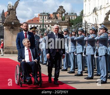 Prag, République tchèque. 26 août 2021. Le Président fédéral Frank-Walter Steinmeier est reçu avec distinction militaire par Milos Zeman, Président de la République tchèque, au Château de Prague. Le Président fédéral Steinmeier et sa femme sont en visite de trois jours en République tchèque. Credit: Bernd von Jutrczenka/dpa/Alamy Live News Banque D'Images