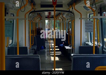 NEWCASTLE. TYNE et WEAR. ANGLETERRE. 05-27-21. L'intérieur de l'une des voitures de métro à transport rapide de la ville. Banque D'Images