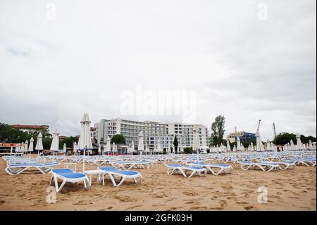 SUNNY BEACH, BULGARIE - 17 juin 2021: Sentido Neptun Beach Hotel. Resort Sunny Beach Bulgarie vue sur la plage avec chaises longues en été. Banque D'Images