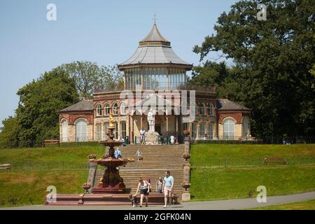 Centre-ville de Wigan Lancashire, Parc Mesnes classé de catégorie II avec pavillon octogonal victorien, le mémorial de la guerre de Boer et le mouillage de Coalbrookdale Banque D'Images