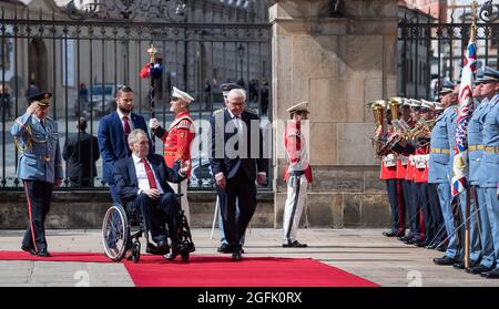 Prag, République tchèque. 26 août 2021. Le Président fédéral Frank-Walter Steinmeier est reçu avec distinction militaire par Milos Zeman, Président de la République tchèque, au Château de Prague. Le Président fédéral Steinmeier et sa femme sont en visite de trois jours en République tchèque. Credit: Bernd von Jutrczenka/dpa/Alamy Live News Banque D'Images