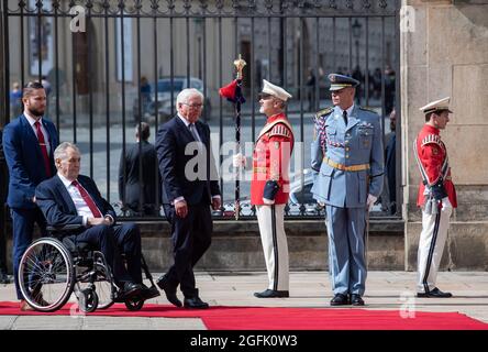 Prag, République tchèque. 26 août 2021. Le Président fédéral Frank-Walter Steinmeier est reçu avec distinction militaire par Milos Zeman, Président de la République tchèque, au Château de Prague. Le Président fédéral Steinmeier et sa femme sont en visite de trois jours en République tchèque. Credit: Bernd von Jutrczenka/dpa/Alamy Live News Banque D'Images