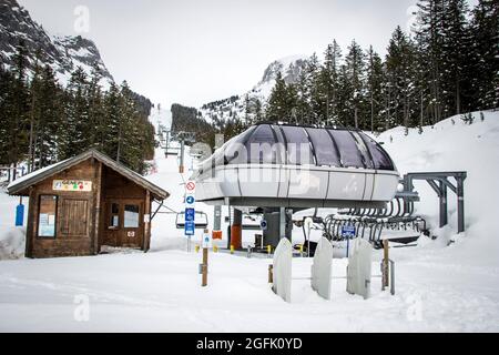 Pralognan la Vanoise (sud-est de la France) : les ascenseurs sont fermés pendant l'épidémie de Covid 19 / coronavirus. Télésièges vides et fixes Banque D'Images