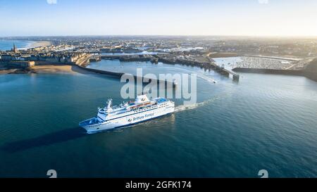 Saint-Malo (Bretagne, Nord-Ouest de la France) : vue aérienne du navire des ferries de Bretagne MV Bretagne au terminal de ferry de Naye, qui dessert actuellement t Banque D'Images