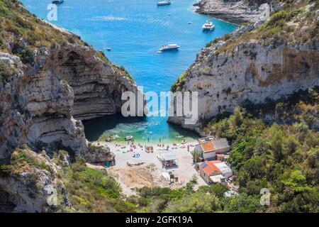 Grotte de Stiniva, île de vis Banque D'Images