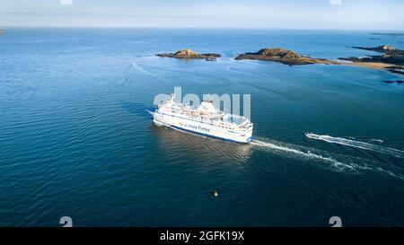 Saint-Malo (Bretagne, Nord-Ouest de la France) : vue aérienne du navire des ferries de Bretagne MV Bretagne au terminal de ferry de Naye, qui dessert actuellement t Banque D'Images